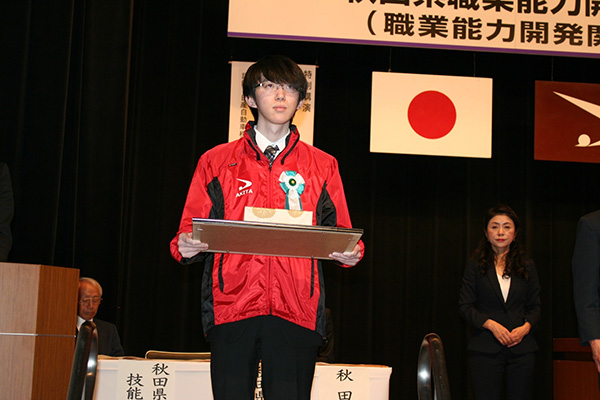 「秋田県職業能力開発協会」で表彰状を持つ伊藤の写真