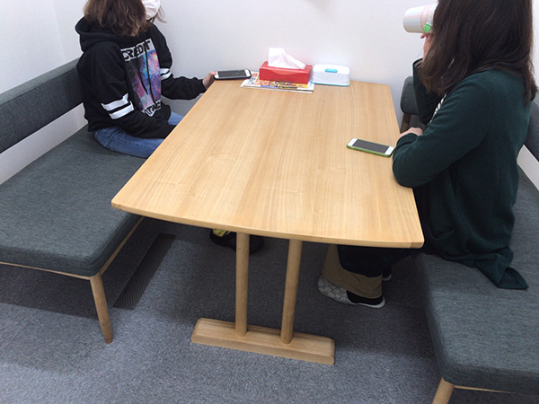 休憩室で会話を楽しむ鹿角オフィススタッフの女子たちの写真
