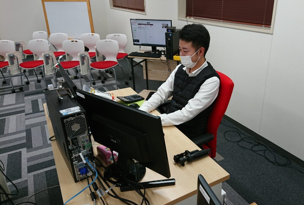パソコンで作業中の柳澤課長