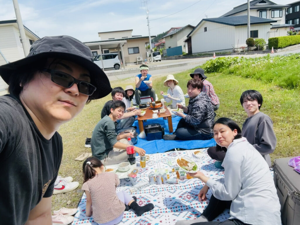 田んぼで取れたお米でカレーライスを作り楽しんだ様子